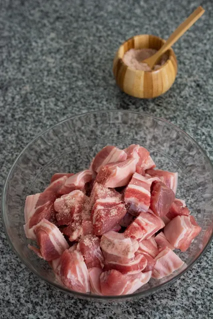 pork belly cubes with salt